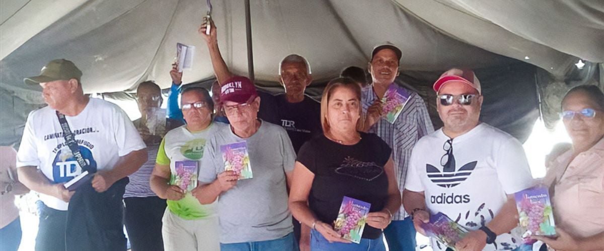 Victims of the earthquakes in Venezuela hold copies of biblical resources and evangelistic materials provided by the team at RTM Venezuela.